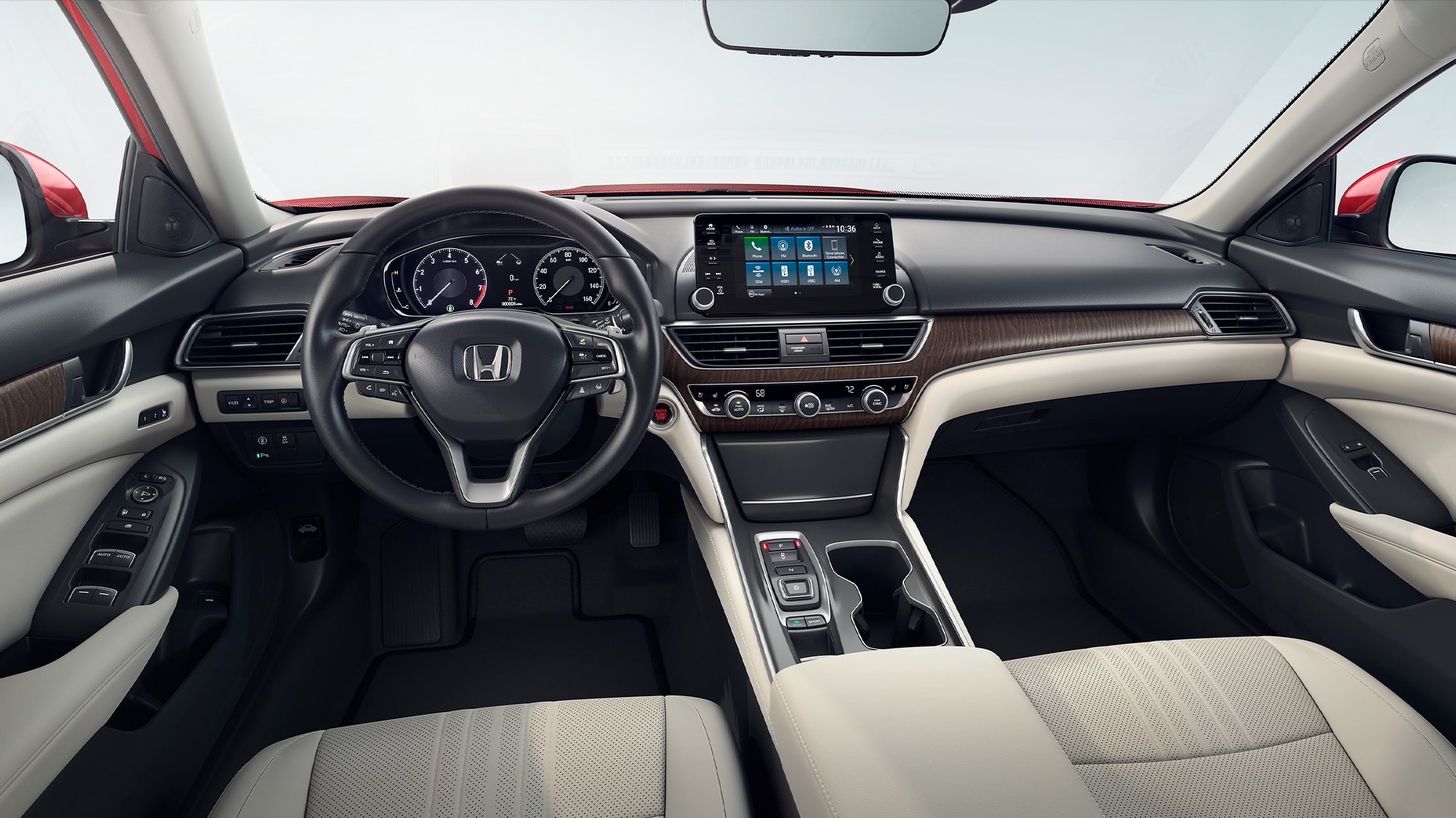 Vista desde el interior de los asientos delanteros y el tablero en el Honda Accord Touring 2.0T 2021 con Ivory Leather.