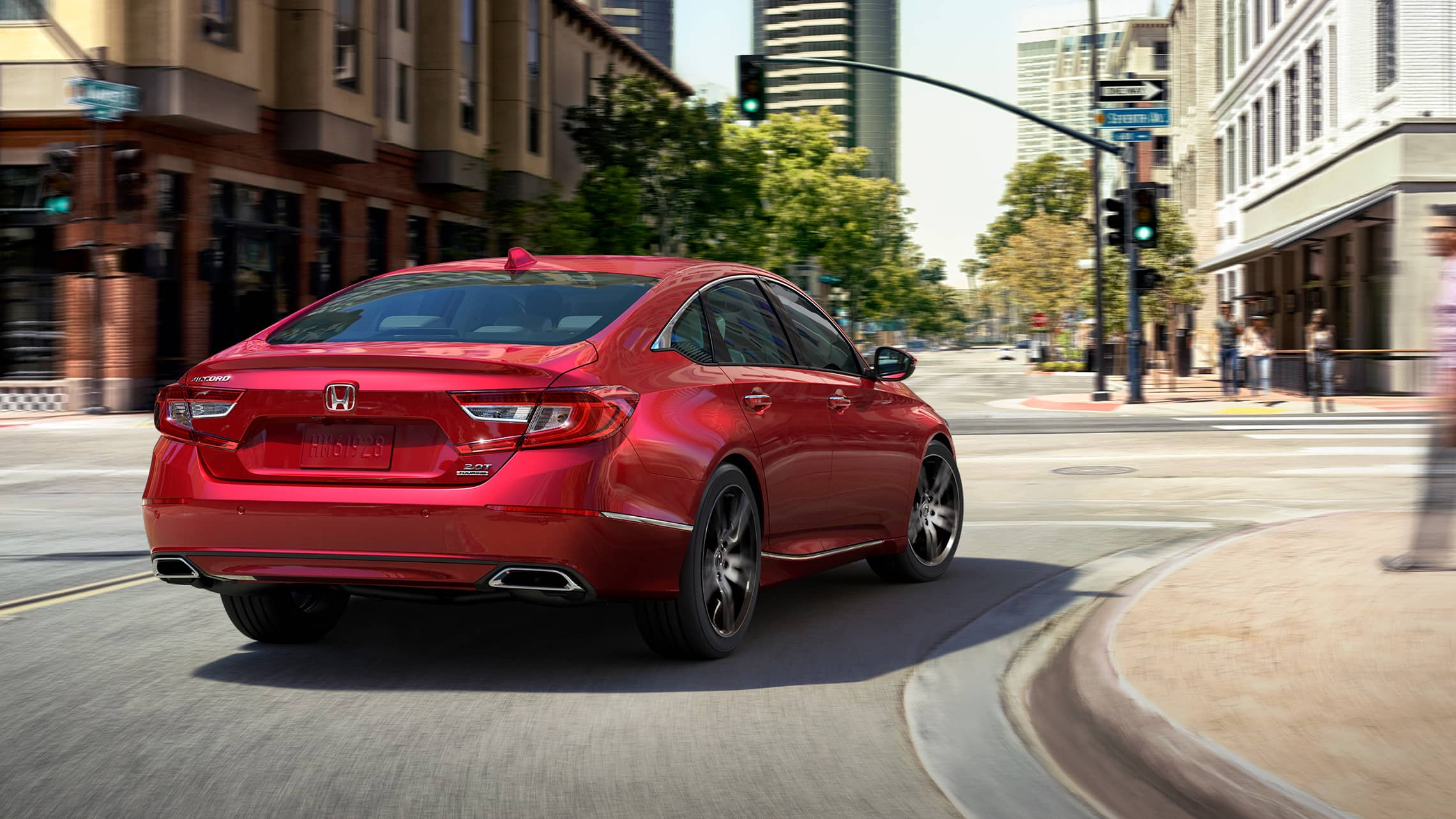 Honda Accord Touring 2.0T 2021 en Radiant Red Metallic, girando en una intersección céntrica.